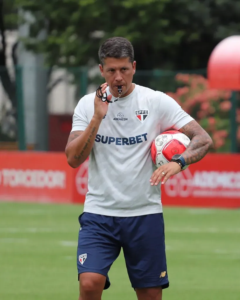06/02/2024 – Treino – CT da Barra Funda | Thiago Carpini , técnico do São Paulo | Foto: divulgação/flickr oficial