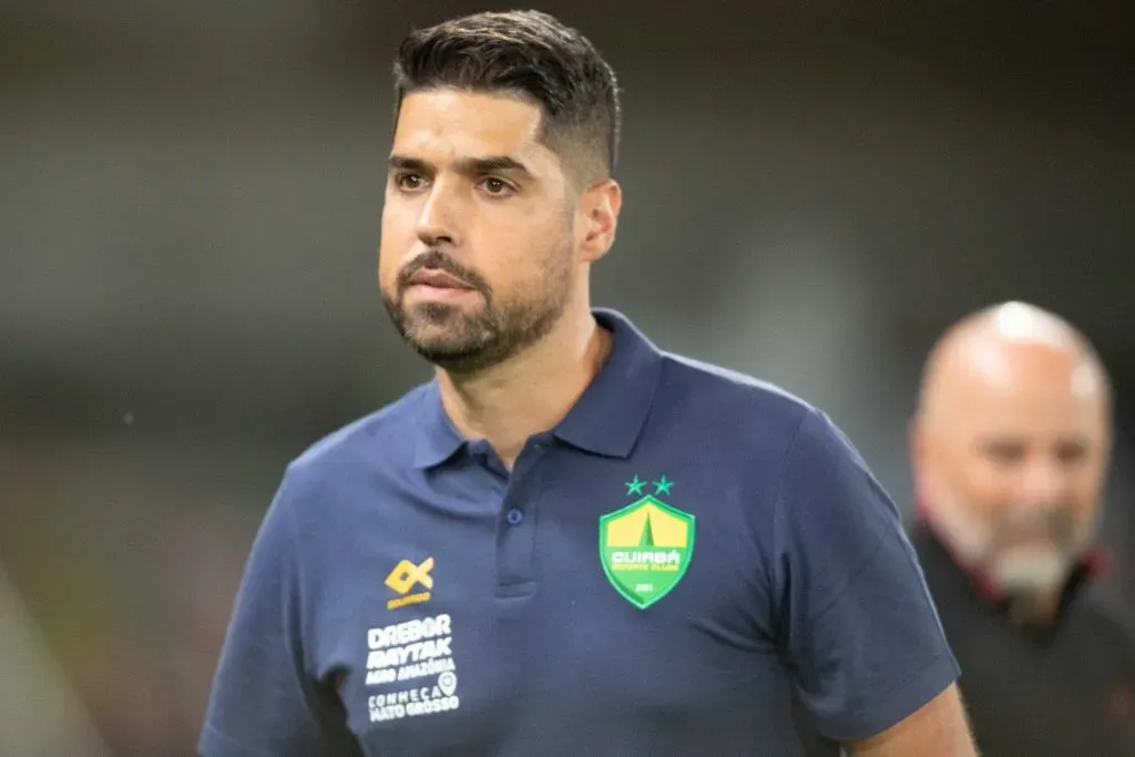 MT – CUIABA – 06/08/2023 – BRASILEIRO A 2023, CUIABA X FLAMENGO – Antonio Oliveira tecnico do Cuiaba durante partida contra o Flamengo no estadio Arena Pantanal pelo campeonato Brasileiro A 2023. Foto: Gil Gomes/AGIF