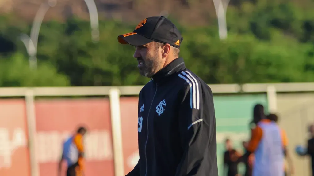 Coudet saiu em defesa do camisa 13 (Foto: Ricardo Duarte/Internacional/Divulgação)