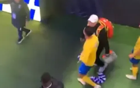 Cristiano Ronaldo pega bandeira do rival e faz gesto obsceno para torcida | Foto: reprodução