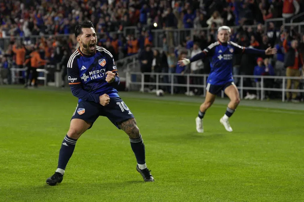 Luciano Acosta e Álvaro Barreal celebram vitória do Cincinnati. (Photo by Jeff Dean/Getty Images)