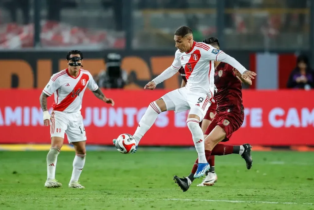 Paolo Guerrero em ação contra a Venezuela. (Photo by Daniel Apuy/Getty Images)