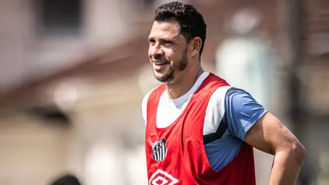 Giuliano foi apresentado oficialmente no Santos (Foto: Raul Baretta/ Santos FC/ Divulgação)