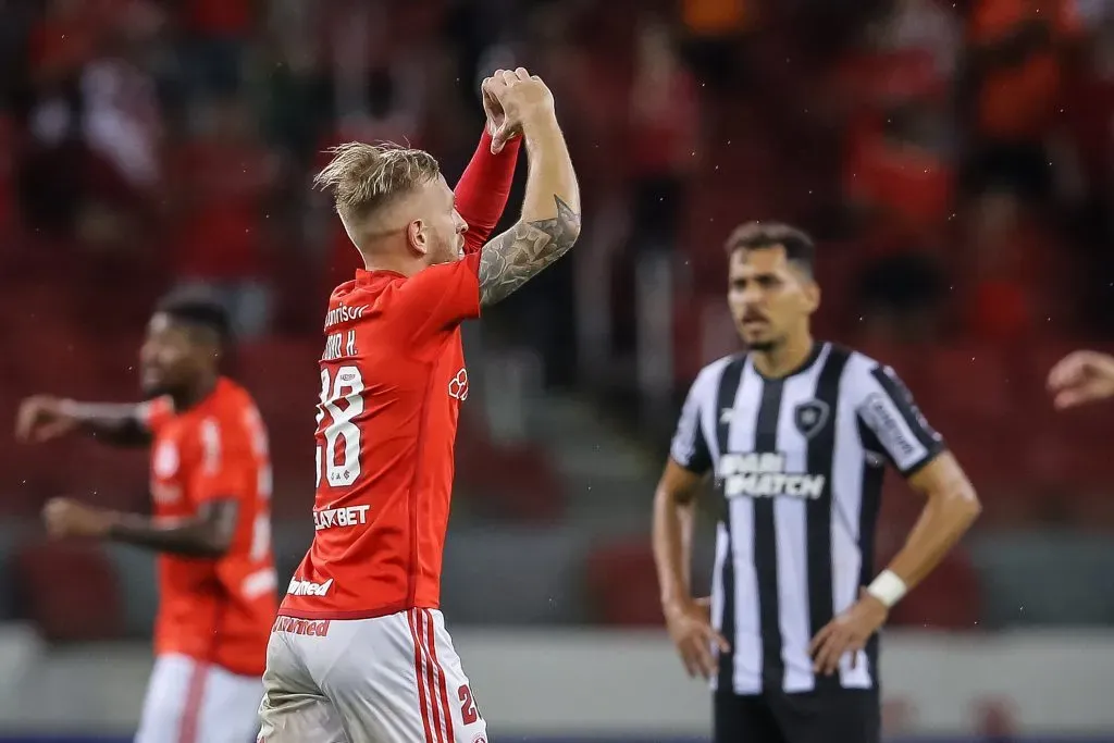 Pedro Henrique celebrando gol pelo Botafogo. (Photo by Pedro H. Tesch/Getty Images)