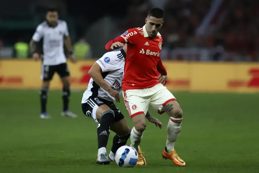 Gabriel em ação contra o Colo-Colo. (Photo by Fernando Alves/Getty Images)