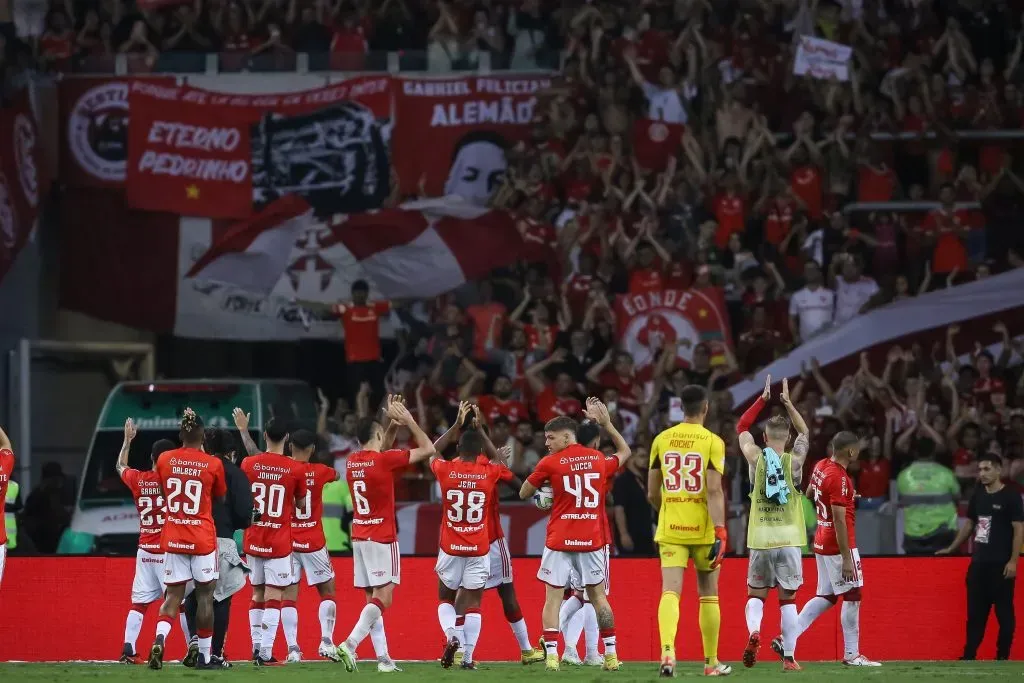 Internacional saudando a torcida no Beira-Rio. (Photo by Pedro H. Tesch/Getty Images)