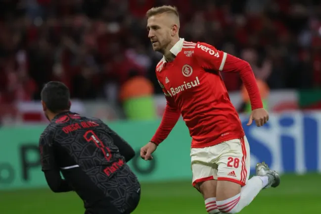 Pedro Henrique em ação pelo Internacional (Photo by Silvio Avila/Getty Images)