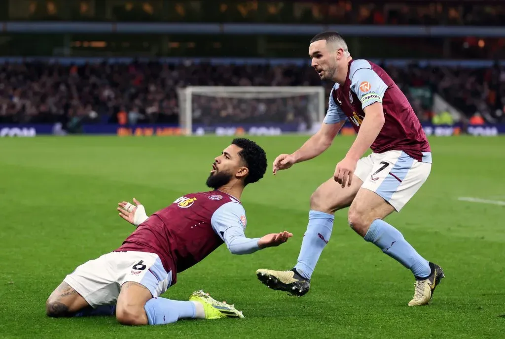 Douglas Luiz comemora gol no Aston Villa. Foto: Catherine Ivill/Getty Images