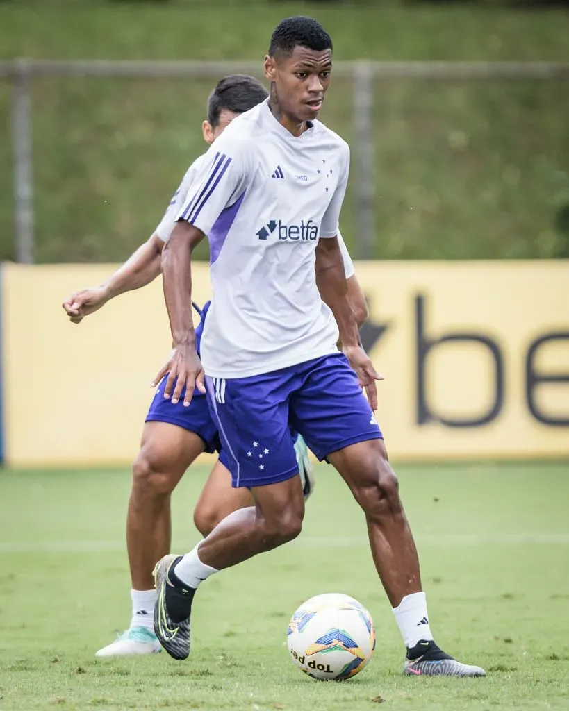 Henrique | Treino na Toca da Raposa 2, em Belo Horizonte. Foto: Gustavo Aleixo/Cruzeiro