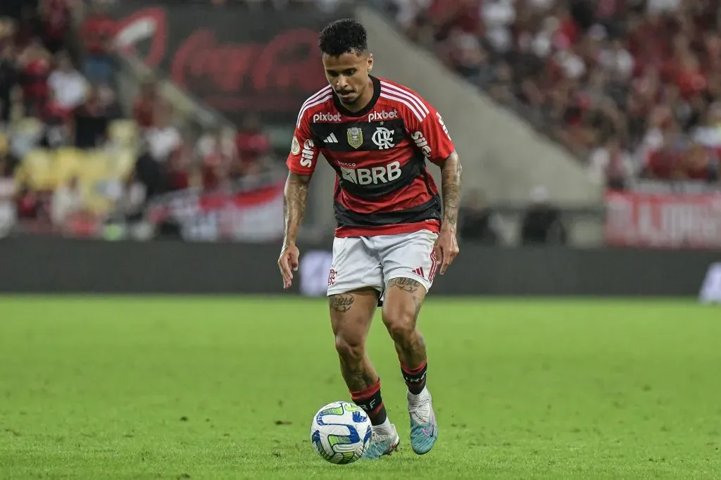 RJ – RIO DE JANEIRO – 13/08/2023 – BRASILEIRO A 2023, FLAMENGO X SAO PAULO – Allan jogador do Flamengo durante partida contra o Sao Paulo no estadio Maracana pelo campeonato Brasileiro A 2023. Foto: Thiago Ribeiro/AGIF