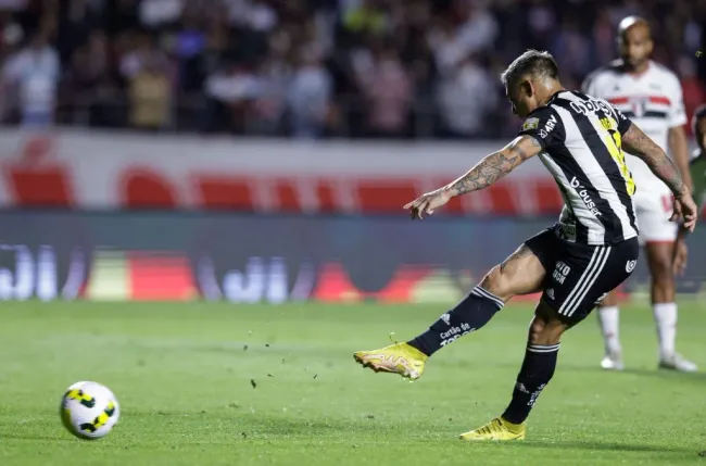 Eduardo Vargas cobrando pênalti pelo Atlético Mineiro. (Photo by Alexandre Schneider/Getty Images)