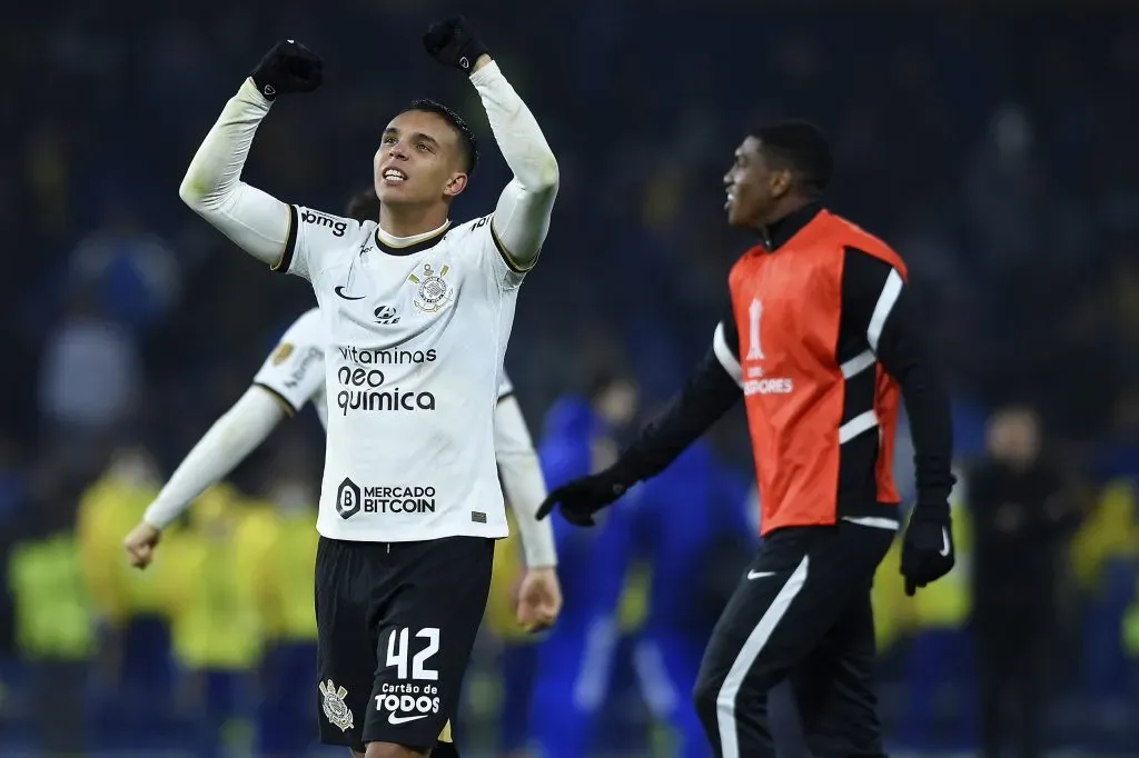 Giovane celebrando vitória pelo Corinthians. (Photo by Marcelo Endelli/Getty Images)