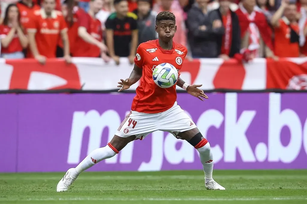 Vitão em partida contra o Grêmio. (Photo by Pedro H. Tesch/Getty Images)