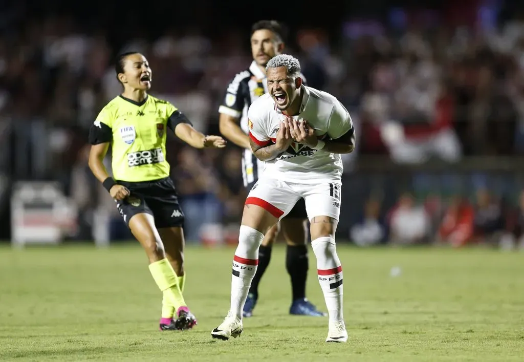 A atuação da arbitragem irritou o São Paulo (Crédito: Rubens Chiri e Paulo Pinto/Saopaulofc.net)