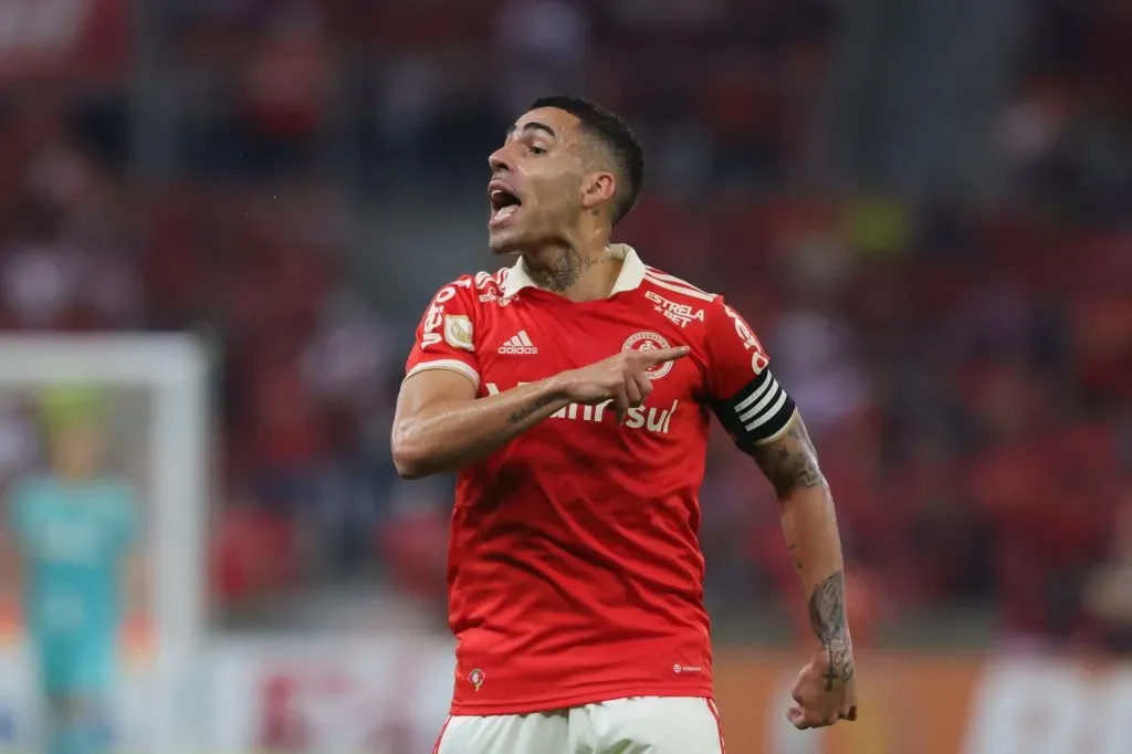 Gabriel foi capitão do Internacional. (Photo by Silvio Avila/Getty Images)