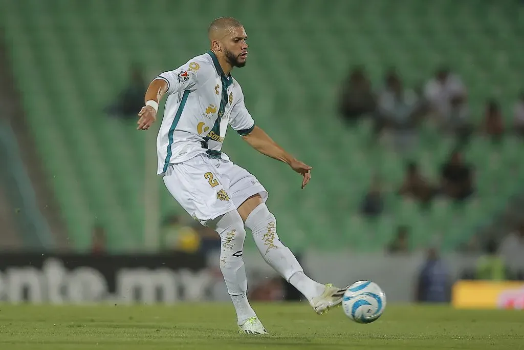 Dória em ação contra o Necaxa. (Photo by Manuel Guadarrama/Getty Images)