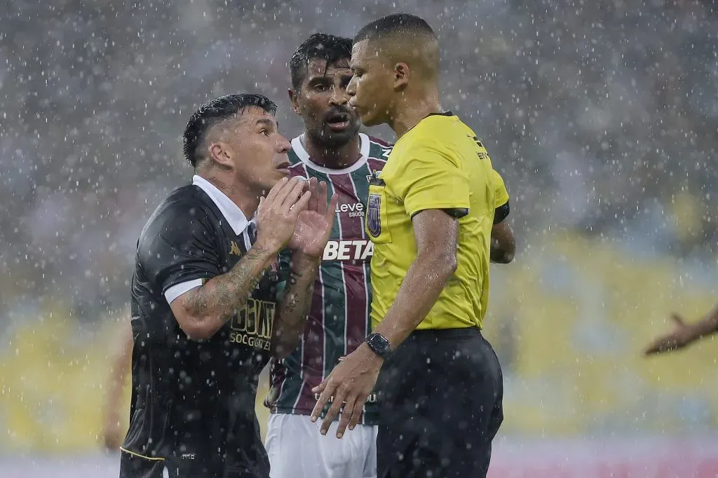 RJ – RIO DE JANEIRO – 14/02/2024 – CARIOCA 2024, FLUMINENSE X VASCO – O arbitro Bruno Mota Correia expulsa Medel do Vasco durante partida entre Fluminense e Vasco no estadio Maracana pelo campeonato Carioca 2024. Foto: Alexandre Loureiro/AGIF