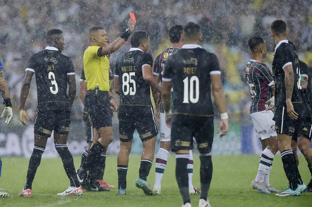 RJ – RIO DE JANEIRO – 14/02/2024 – CARIOCA 2024, FLUMINENSE X VASCO – O arbitro Bruno Mota Correia expulsa Medel do Vasco durante partida entre Fluminense e Vasco no estadio Maracana pelo campeonato Carioca 2024. Foto: Alexandre Loureiro/AGIF