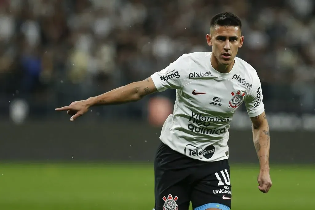 Meia em ação pelo Corinthians (Photo by Ricardo Moreira/Getty Images)