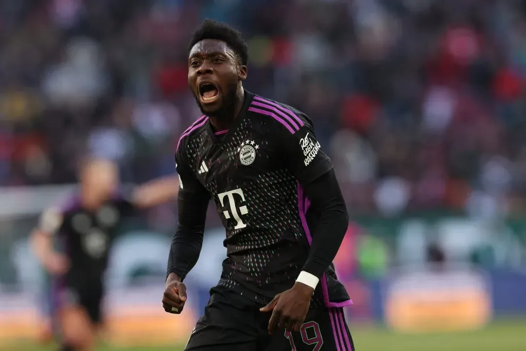 Davies no duelo diante do Augsburg (Photo by Alexander Hassenstein/Getty Images)