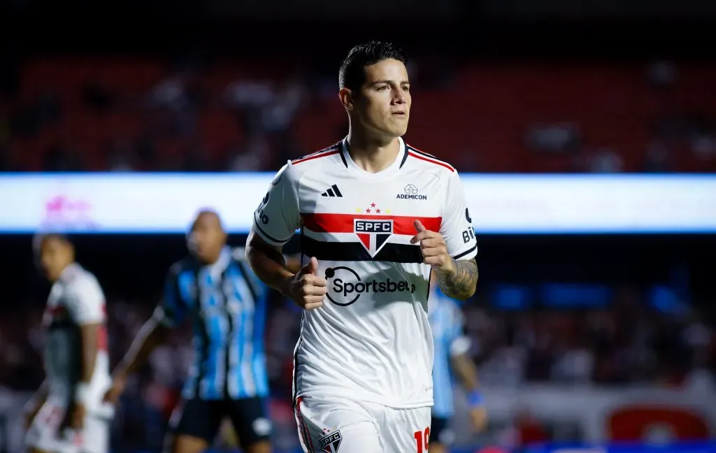 SP – SAO PAULO – 21/10/2023 – BRASILEIRO A 2023, SAO PAULO X GREMIO – James Rodriguez jogador do Sao Paulo disputa lance com jogador do Gremio durante partida no estadio Morumbi pelo campeonato Brasileiro A 2023. Foto: Fabio Giannelli/AGIF