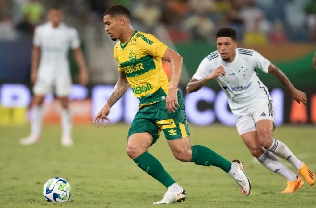 Denilson em ação contra o Cruzeiro. (Foto: Gil Gomes/AGIF)