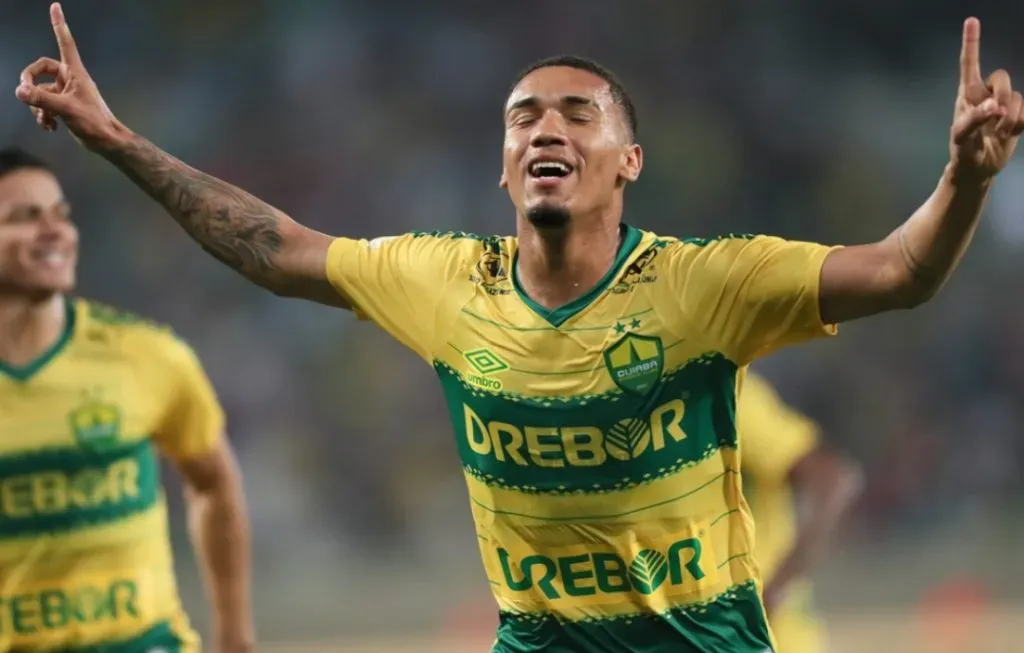 Denilson celebrando gol pelo Cuiabá. (Foto: Gil Gomes/AGIF)