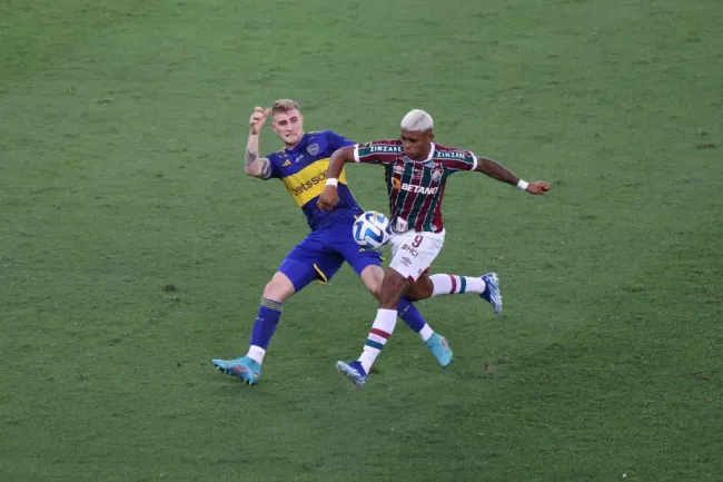 Nicolás Valentini contra o Fluminense. (Photo by Lucas Figueiredo/Getty Images)