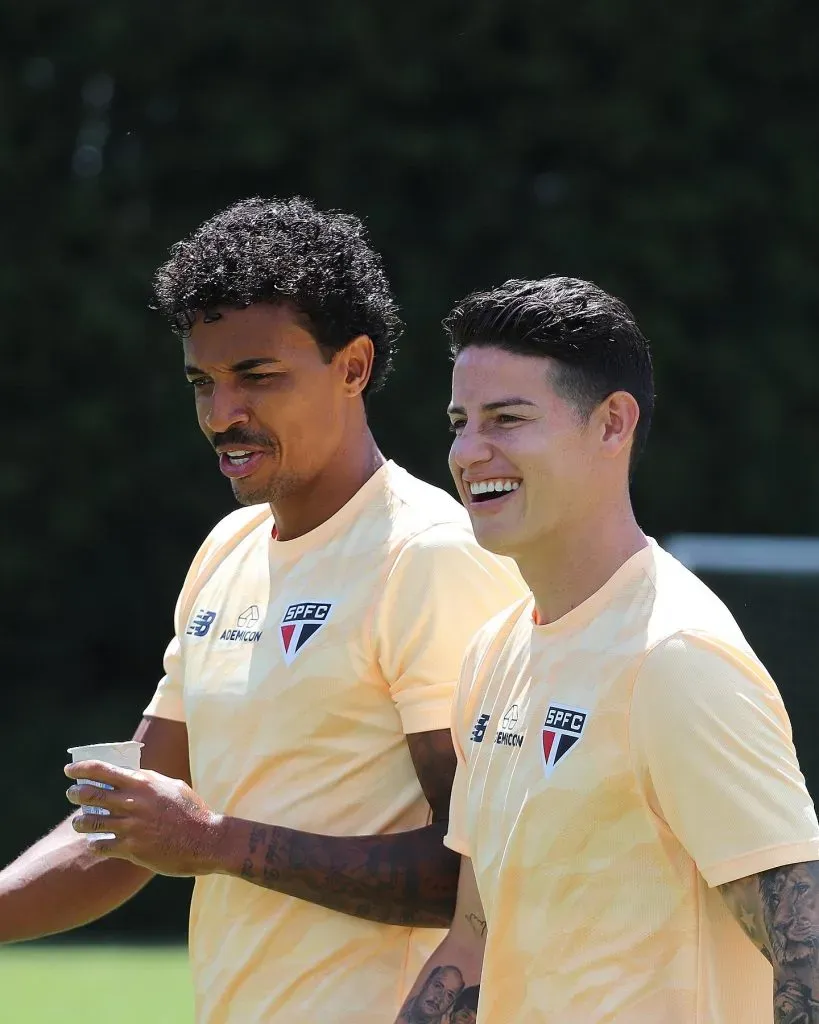 Luiz Gustavo e James Rodríguez no CT  | foto: divulgação/flickr oficial