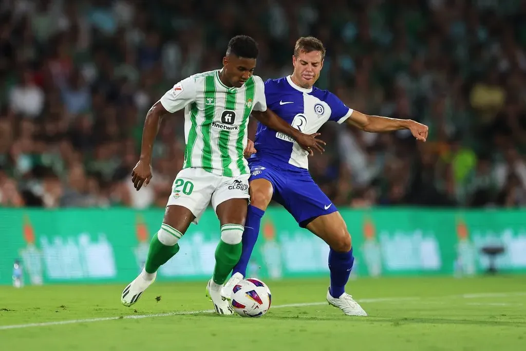 Lateral no duelo diante do Altlético de Madrid (Photo by Fran Santiago/Getty Images)