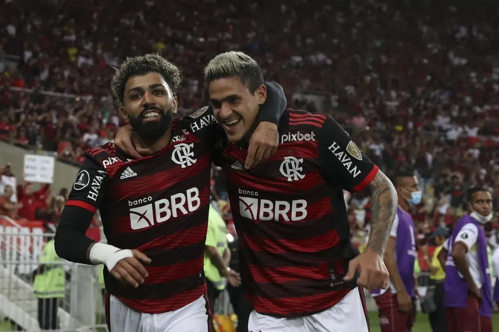 Gabriel Barbosa (L) of Flamengo celebrates with Pedro. (Photo by Buda Mendes/Getty Images)