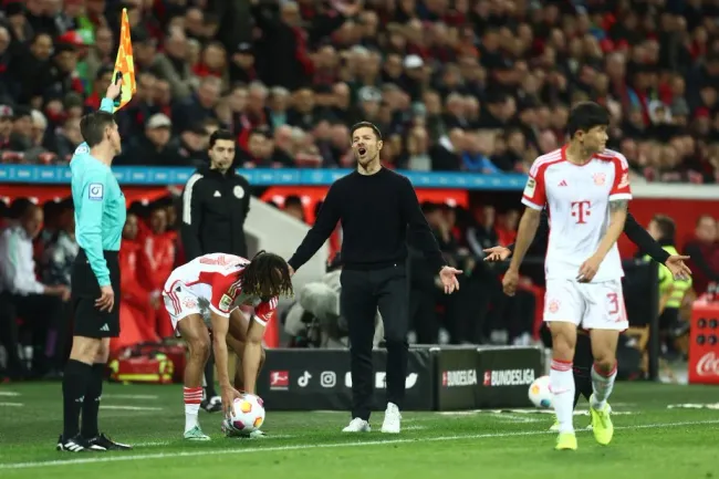 Xabi Alonso em partida contra o Bayern de Munique. (Photo by Leon Kuegeler/Getty Images)