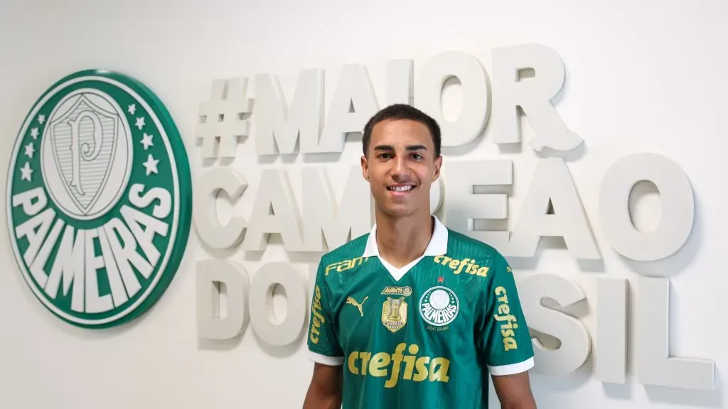 Renovação de contato de Vitor Reis, zagueiro da SE Palmeiras, na Academia de Futebol, em São Paulo-SP. (Foto: Fabio Menotti/Palmeiras/by Canon)