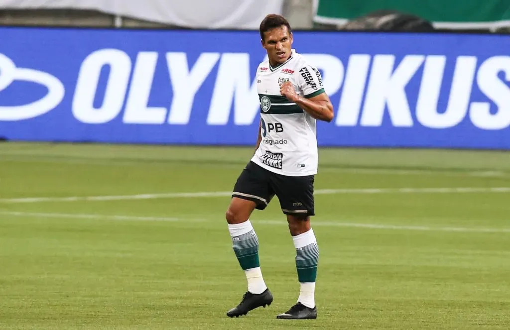 Robson pelo Coritiba no Couto Pereira. (Photo by Alexandre Schneider/Getty Images)