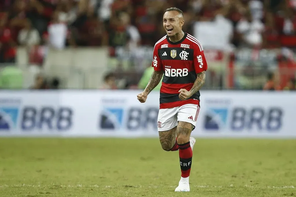 Atacante enfrentando o Grêmio, seu ex-clube (Photo by Wagner Meier/Getty Images)