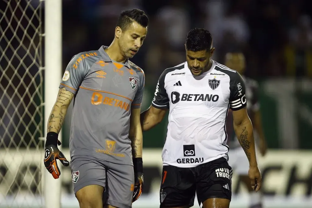 Fabio goalkeeper of Fluminense talks to Hulk of Atletico Mineiro. (Photo by Wagner Meier/Getty Images)