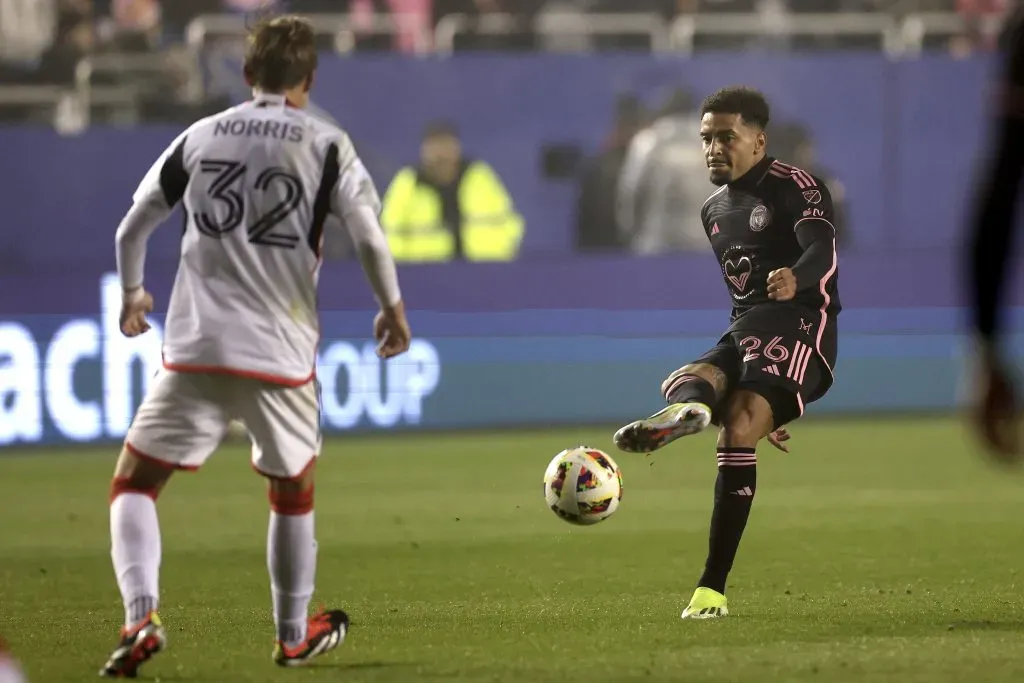 Fla se aproxima de Gregore. (Photo by Carmen Mandato/Getty Images)