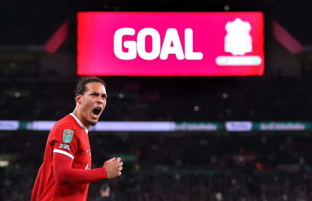 Van Dijk, capitão dos Reds. (Photo by Julian Finney/Getty Images)