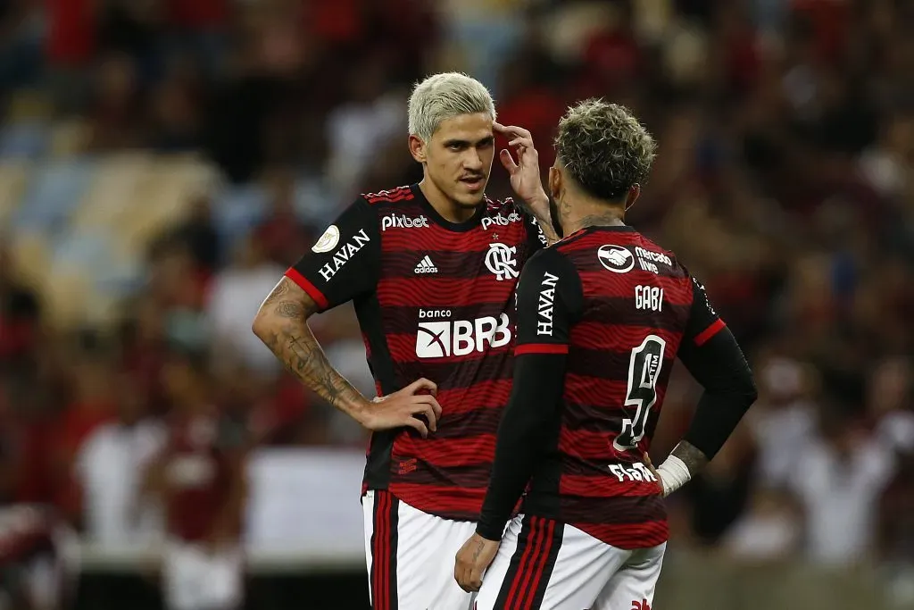 Pedro of Flamengo talk to Gabriel Barbosa (Photo by Wagner Meier/Getty Images)