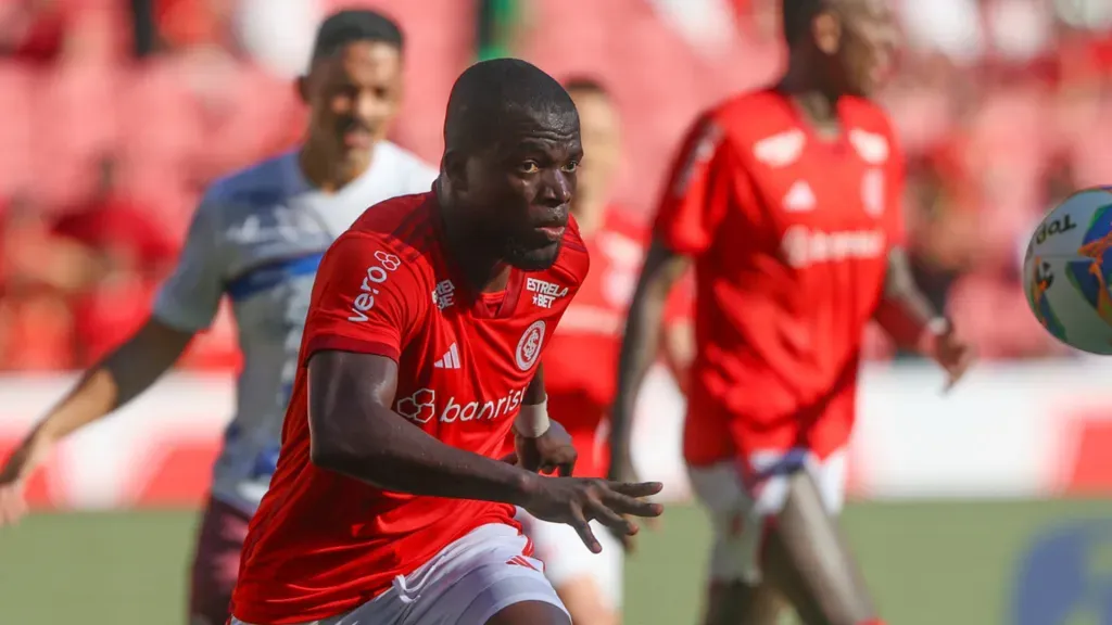 Enner Valencia sofreu entrada de próprio companheiro em aquecimento (Foto: Ricardo Duarte / Internacional / Divulgação)