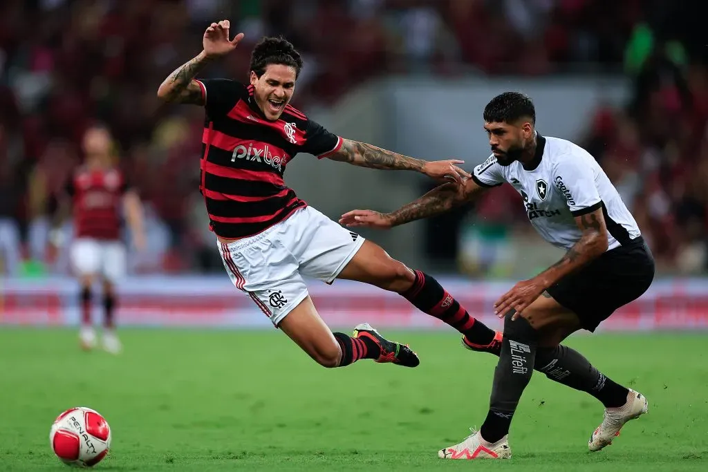 Pedro em ação contra o Botafogo. (Photo by Buda Mendes/Getty Images)