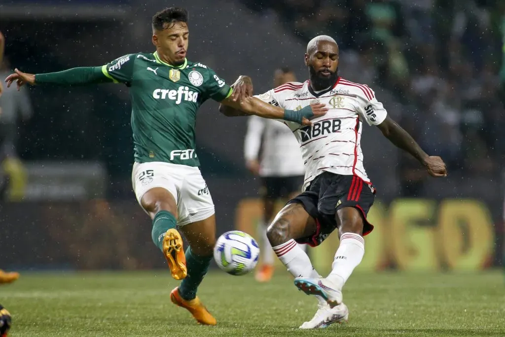 Gabriel Menino (L) of Palmeiras and Gerson of Flamengo (Photo by Miguel Schincariol/Getty Images)