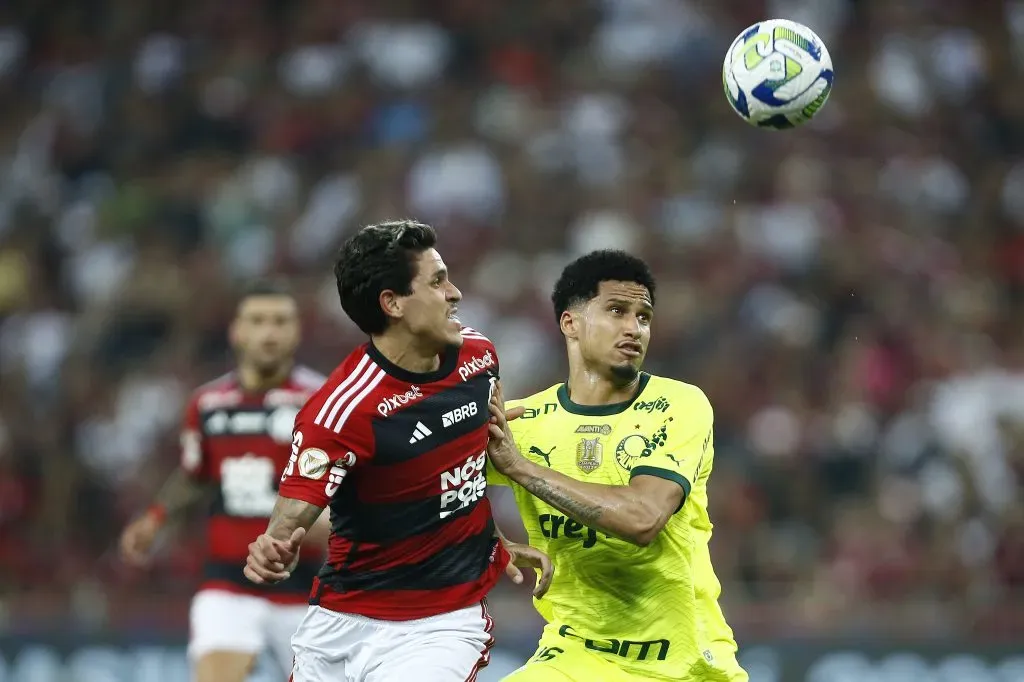 Pedro of Flamengo fights for the ball with Murilo of Palmeiras (Photo by Wagner Meier/Getty Images)