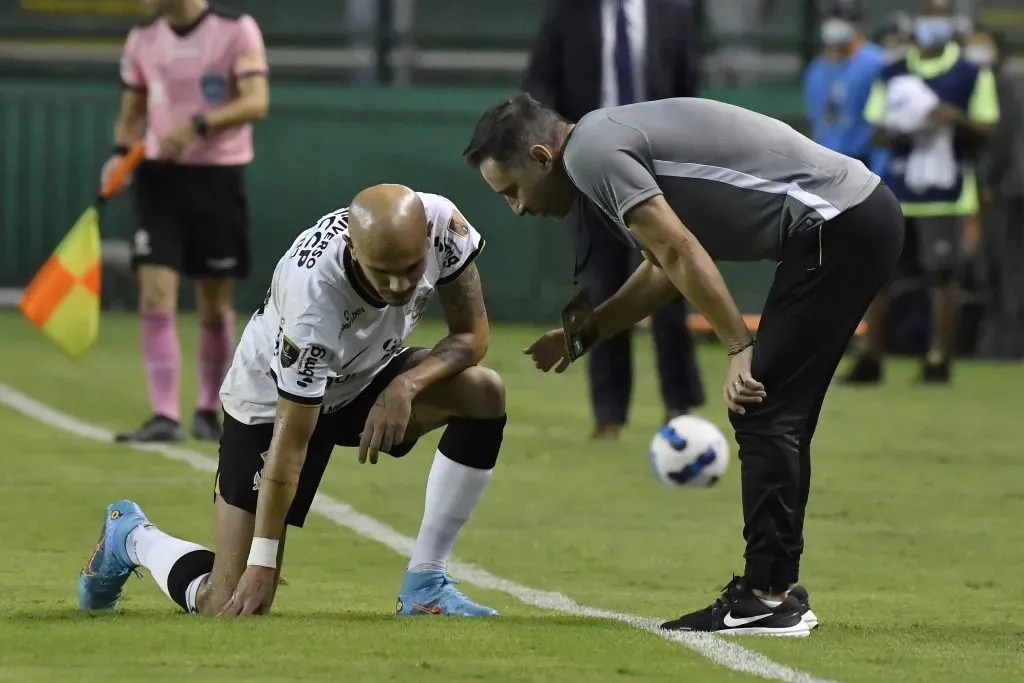 Vítor Pereira e Fábio Santos. (Photo by Gabriel Aponte/Getty Images)