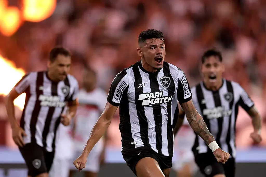 O contrato do centroavante conta com cláusula de renovação automática (Foto: Buda Mendes/Getty Images)