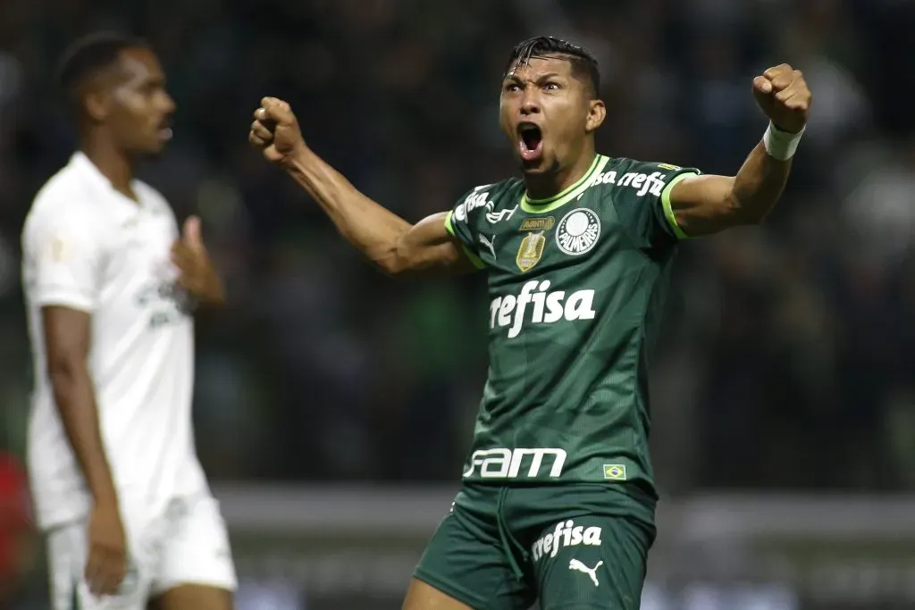 Atacante enfrentando o Goiás (Photo by Miguel Schincariol/Getty Images)