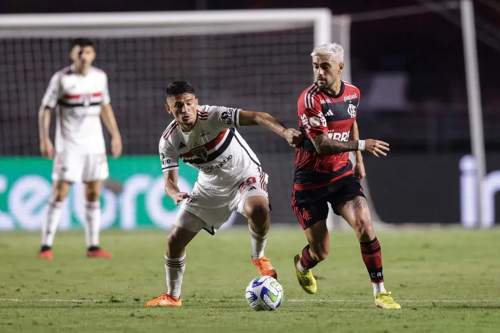 Pablo Maia Sao Paulo e Arrascaeta of Flamengo (Photo by Alexandre Schneider/Getty Images)