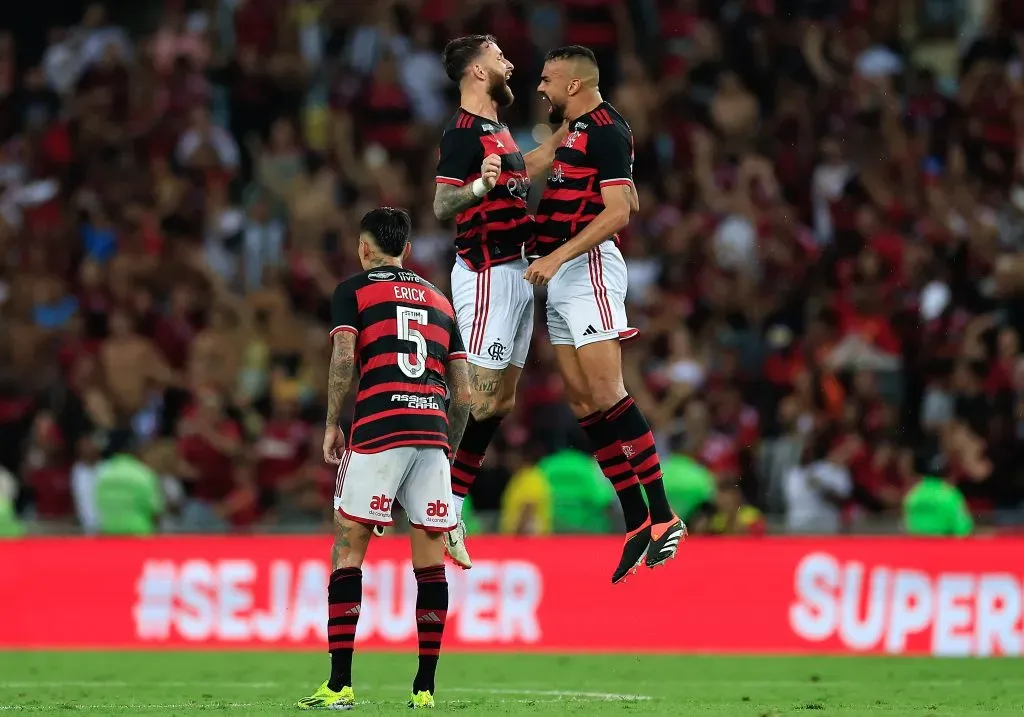 Leo Pereira of Flamengo celebrates with Fabricio Bruno of Flamengo. (Photo by Buda Mendes/Getty Images)