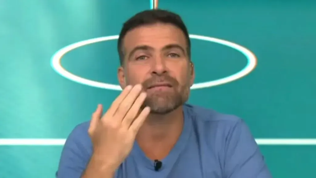 Pilhado durante o Bate Pronto, da Jovem Pan Esportes. Foto: Reprodução Jovem Pan Esportes/YouTube
