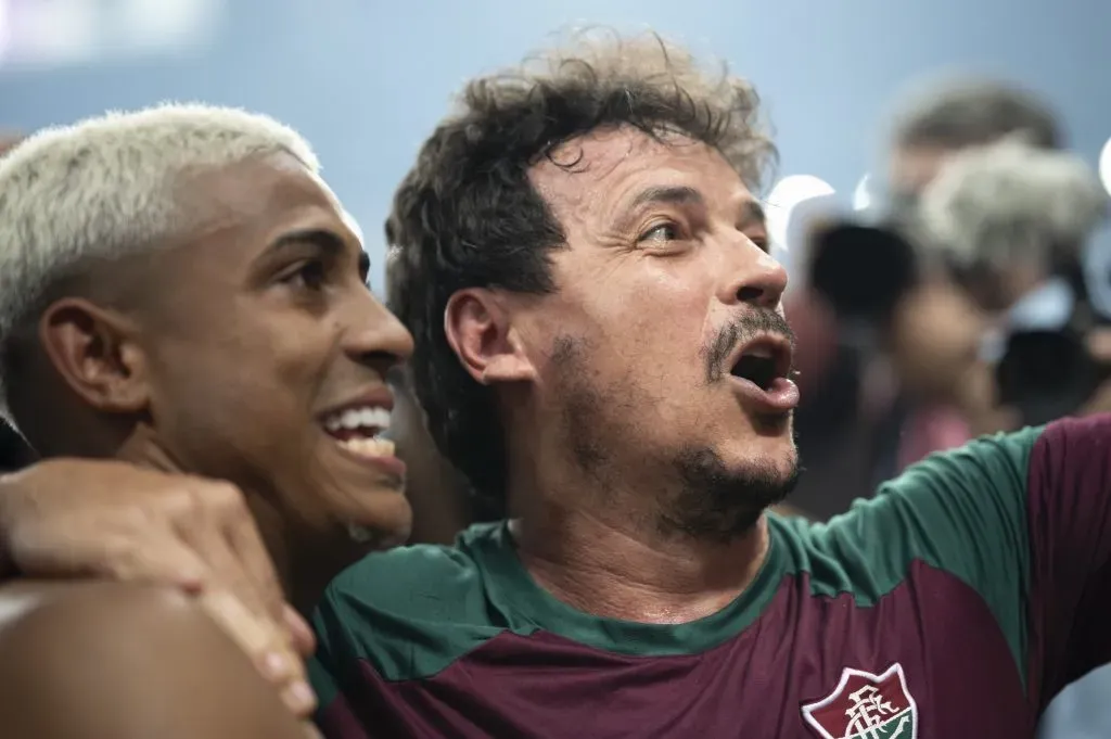 RJ – RIO DE JANEIRO – 04/11/2023 – LIBERTADORES 2023, BOCA JUNIORS X FLUMINENSE – John Kennedy jogador do Fluminense comemora titulo com Fernando Diniz tecnico da sua equipe apos a partida contra o Boca Juniors no estadio Maracana pelo campeonato Libertadores 2023. Foto: Jorge Rodrigues/AGIF